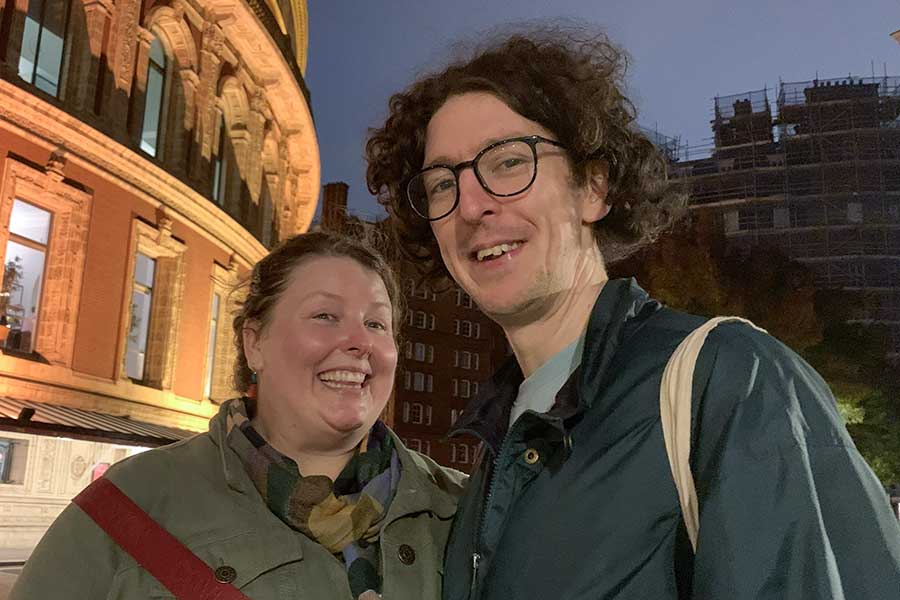 初めて大相撲を生観戦する（左から）ジェスさんとフローさん【写真：Hint-Pot編集部】