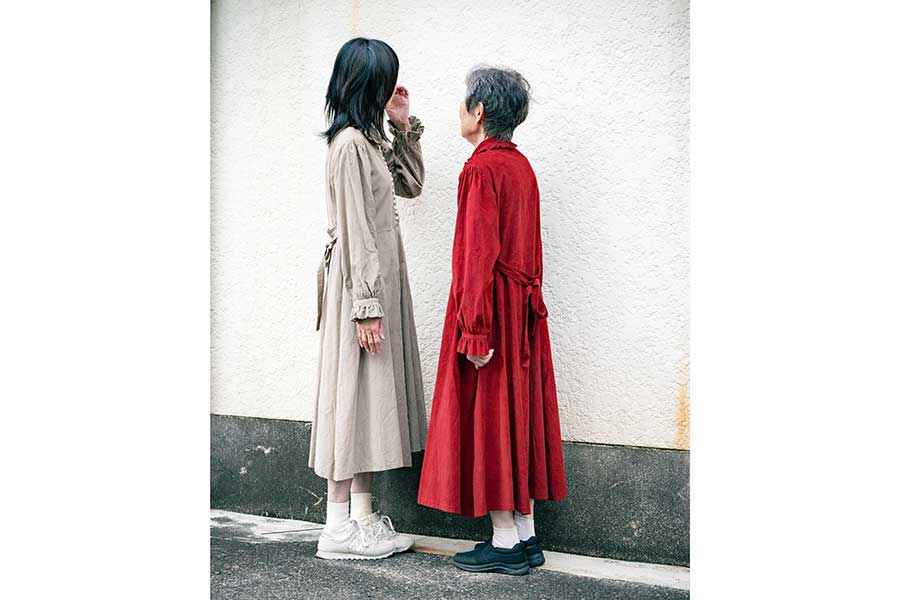 恒川さんが作ったワンピースを着る（左から）お母さんとおばあちゃん【写真提供：旅する喫茶のツナマヨ（@HiroyaTsunekawa）さん】
