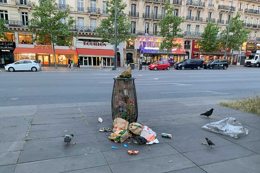 あふれかえるゴミ箱。その周りにもゴミが（写真はイメージ）【写真:Hint-Pot編集部】