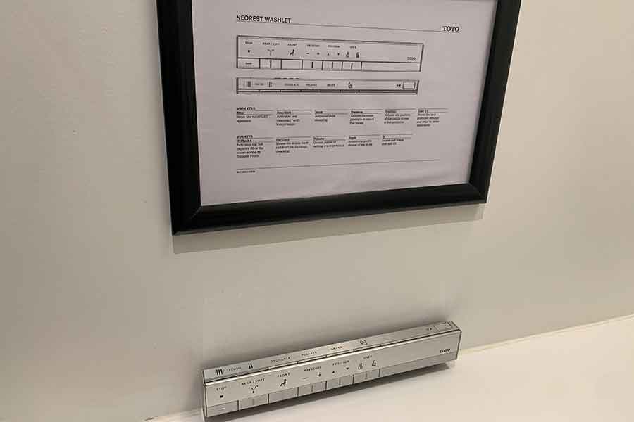 リモコンの上には使い方の説明【写真：Hint-Pot編集部】