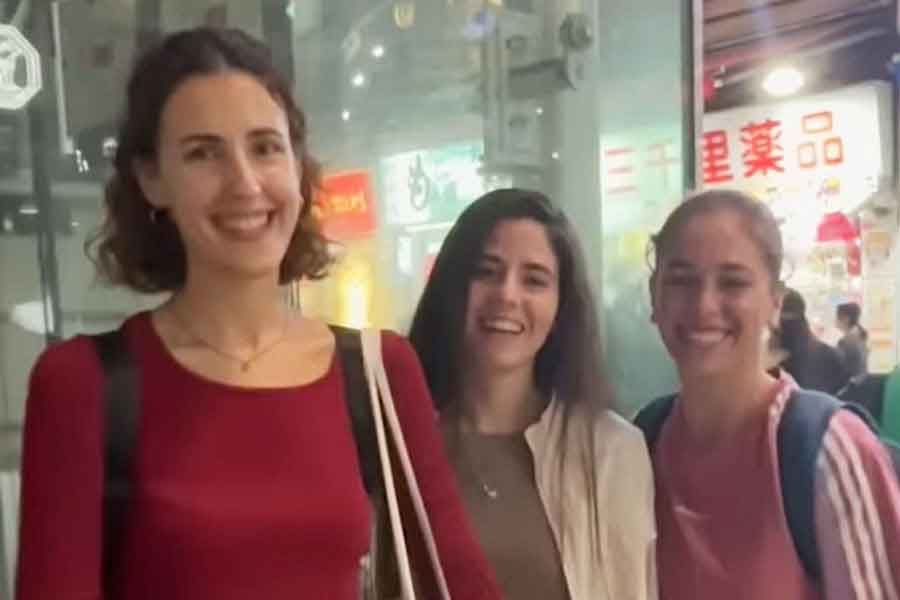 スペイン出身の（左から）アナさん、ネイルズさん、ジュリさん（スクリーンショット）