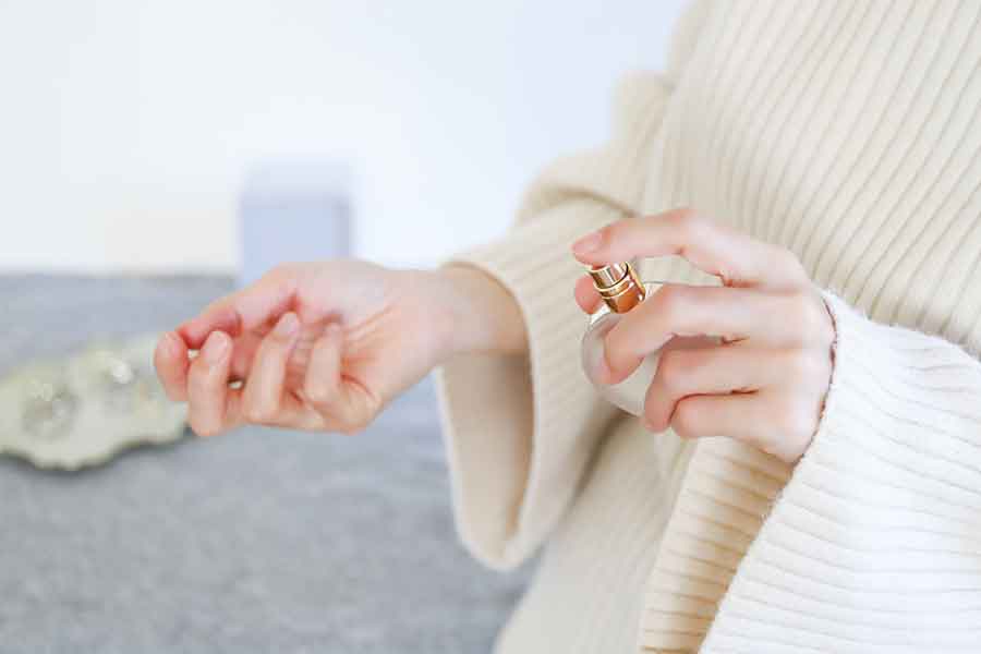 ホテルの部屋の中で大量に香水を使うのはNG（写真はイメージ）【写真：写真AC】