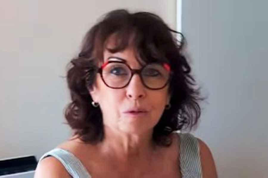 日本の味に感動する、オレリアンさんのお母さん（スクリーンショット）