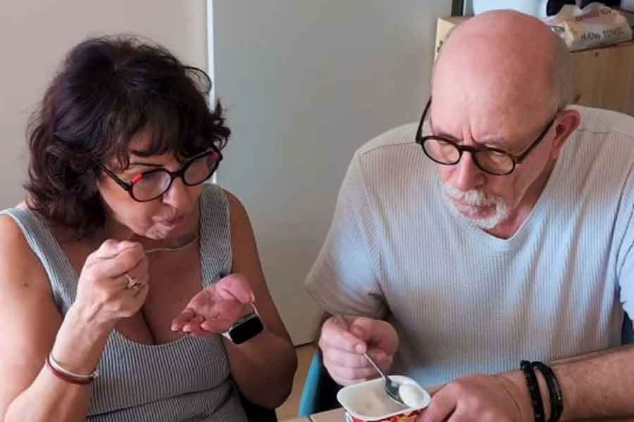 日本では毎朝ヨーグルトを食べるのが日課に。シェアしながら食べる（左から）オレリアンさんのお母さんとお父さん（スクリーンショット）