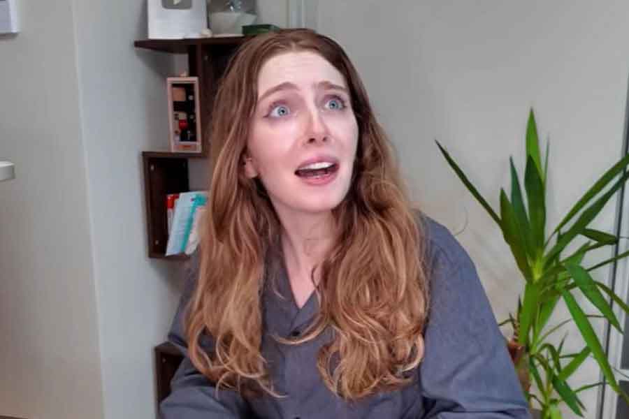 驚愕の表情を浮かべるエヴァさん（スクリーンショット）