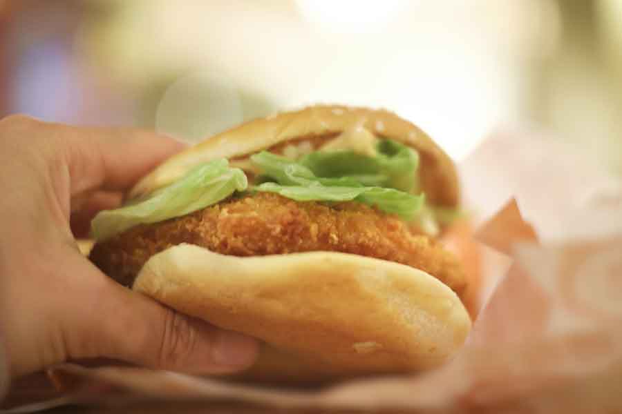 片手でも気軽に食べられるバーガー（写真はイメージ）【写真：写真AC】