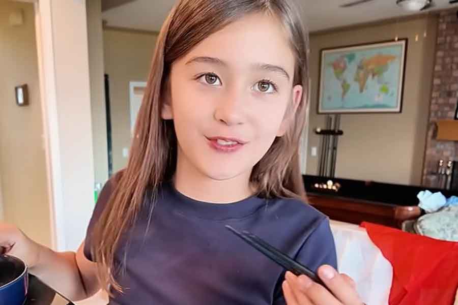 Chihoriさんが作った料理に満足げな表情を見せる、娘のエリーシャちゃん（スクリーンショット）