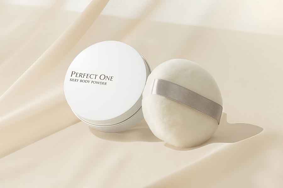 新日本製薬 パーフェクトワン SPシルキーボディパウダー（夜用ボディパウダー）3300円（税込）／容量：25グラム【写真：新日本製薬】
