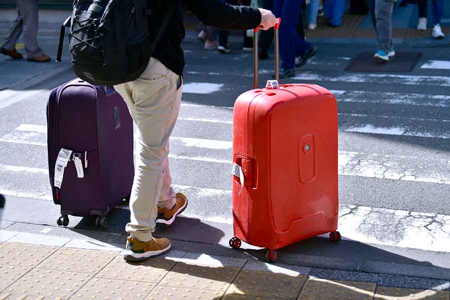 スーツケースを持ち運ぶ外国人観光客（写真はイメージ）【写真：PIXTA】