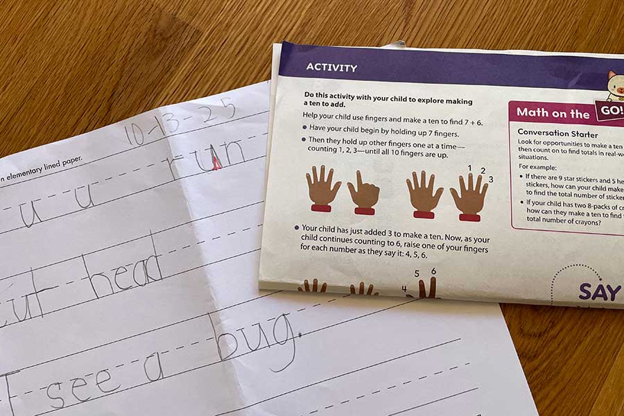 アルファベットの「u」の書き方を指摘する、日本並みに厳しい先生も！　アメリカの教材は、人種の多様性に配慮したデザインに【写真：i-know】