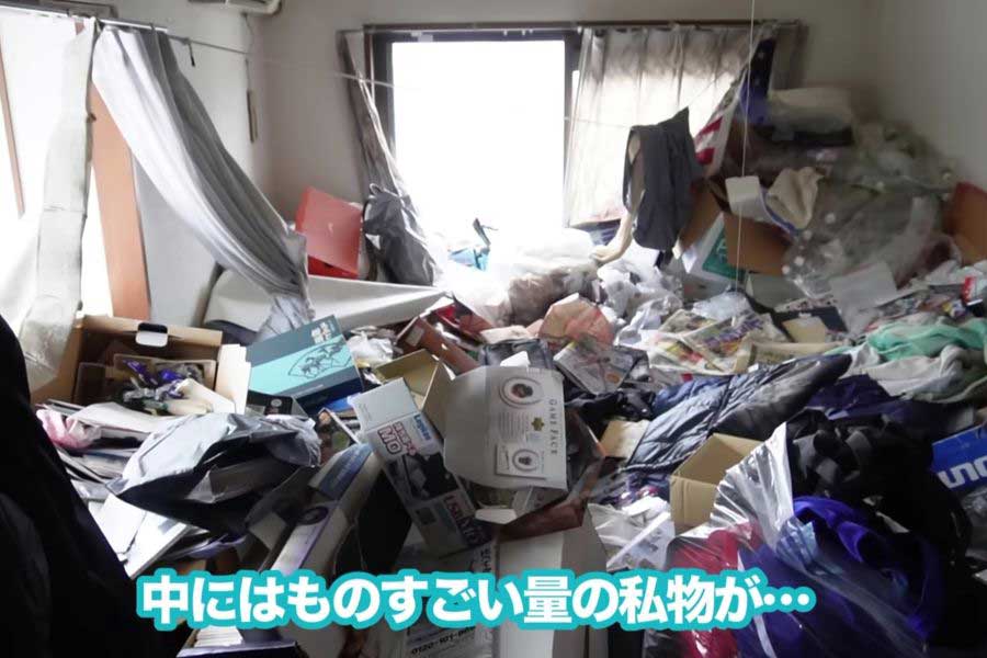 まさに足の踏み場もないゴミ屋敷（スクリーンショット）