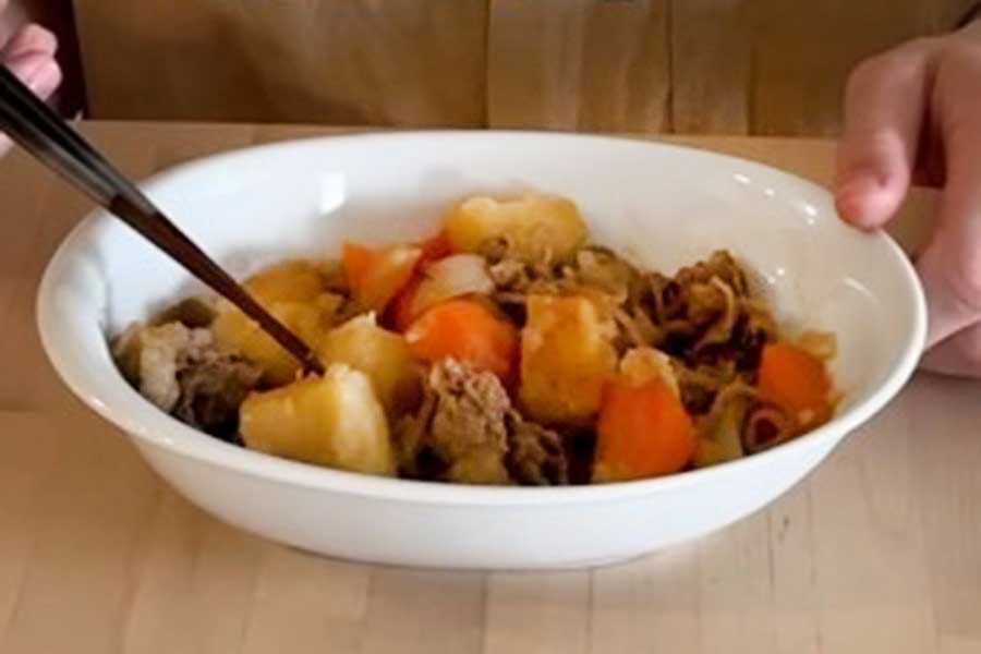 「日本に染まったあと」のオレリアンさんは肉じゃがを堪能（スクリーンショット）