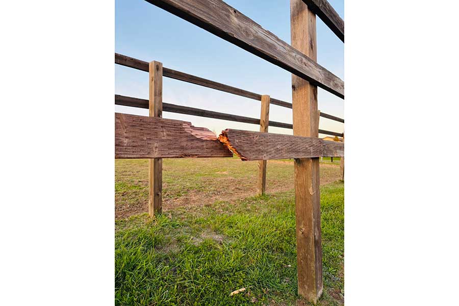 真っ二つになった牧柵。破壊した“犯人”とは【写真提供：Yogiboヴェルサイユリゾートファーム（@Versailles_Farm）】