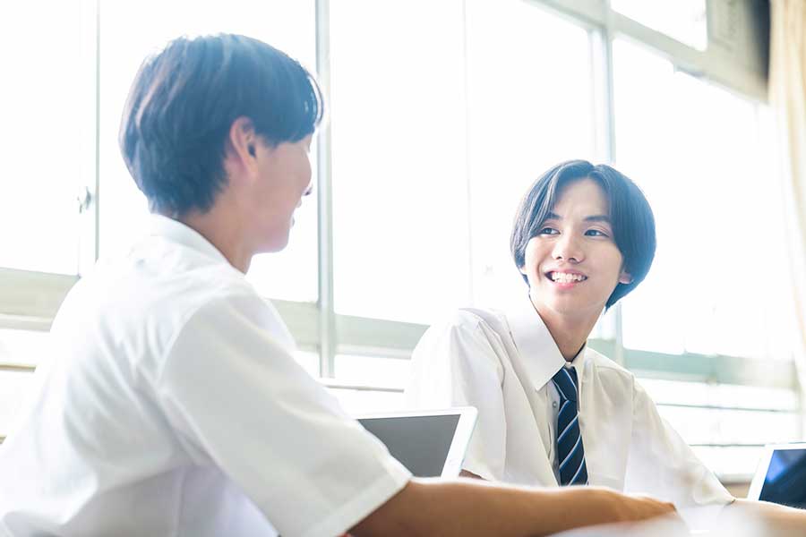 友達との会話で、母親の話題になり…（写真はイメージ）【写真：PIXTA】