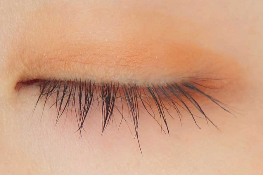 母親について「夏にまぶたにオレンジを塗る人」と回答（写真はイメージ）【写真：写真AC】