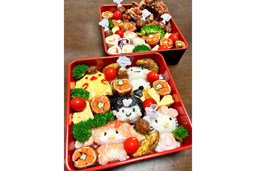 赤い2段のお弁当箱にサンリオキャラクターたちが並ぶ【写真提供:もも(@momo_diary_314)さん】