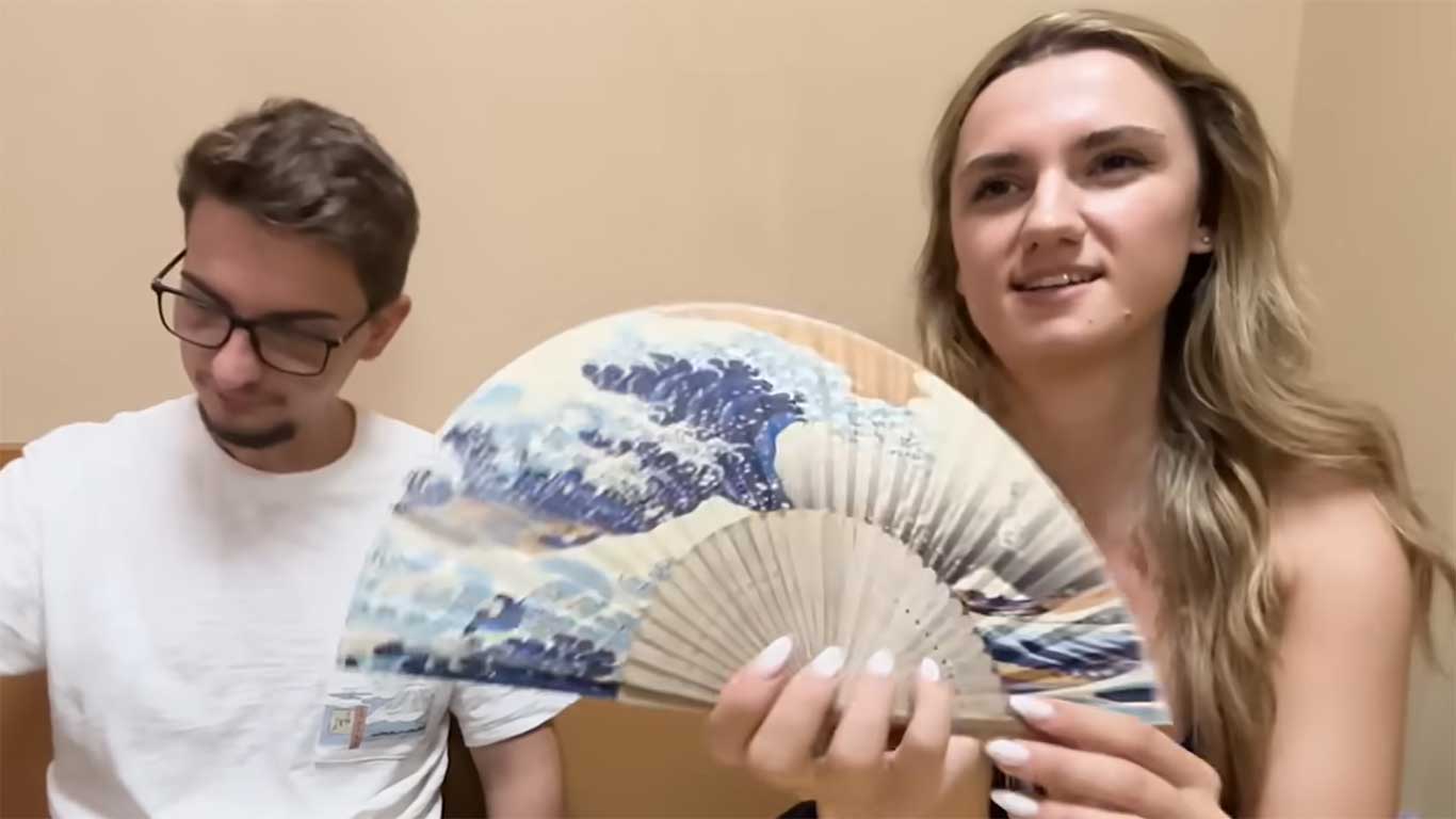 日本画が描かれた扇子にご満悦（スクリーンショット）