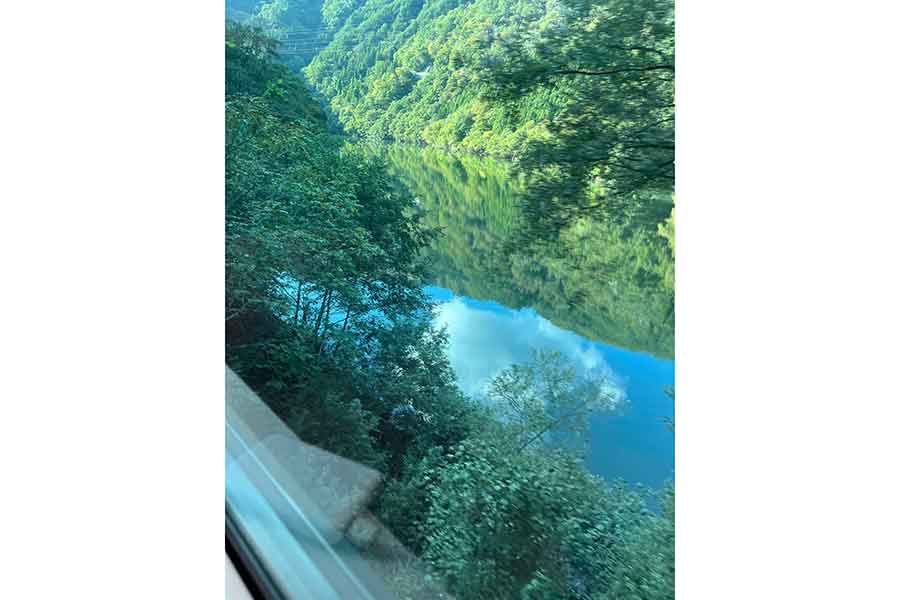 田子倉湖の上を走る只見線からの車窓は絶景【写真提供：らくらくだ（@rakuraku323）さん】