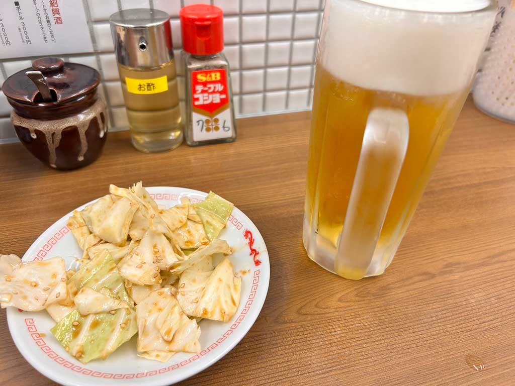 台湾人男性が実際に日本で味わった、生ビールとキャベツのおつまみ【写真提供：Yo】