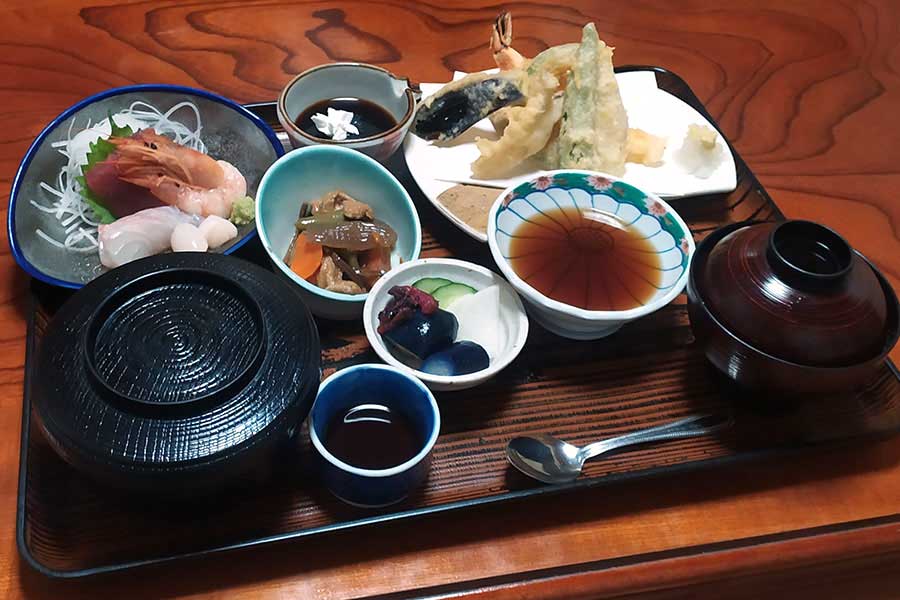 さまざまな料理が並ぶお膳料理がお気に入りに【写真提供：ガブリエレ・バルトニーニ】