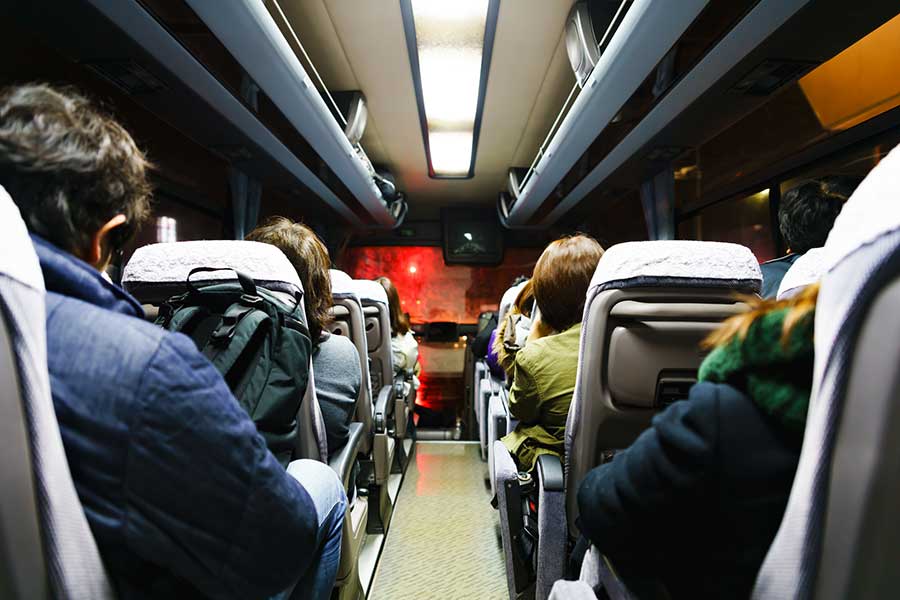 夜行バスは長時間の移動になるため、配慮が必要（写真はイメージ）【写真：PIXTA】