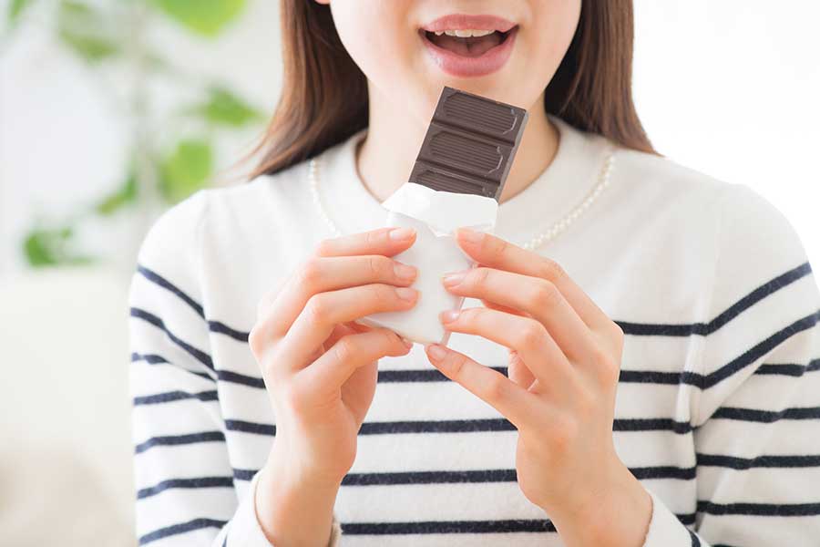 マナー違反をしないために、チョコレートはおすすめのおやつのひとつ（写真はイメージ）【写真：PIXTA】