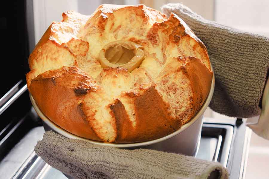 シフォンケーキの斬新な冷まし方が話題に（写真はイメージ）【写真：PIXTA】