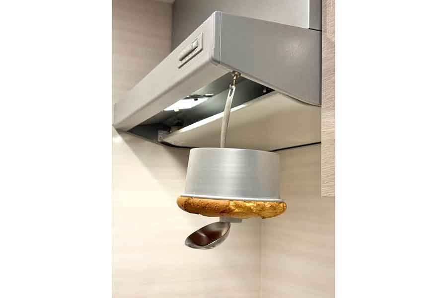 吊るして冷ます斬新な方法に反響【写真：のん（@nongohaaan）さん】