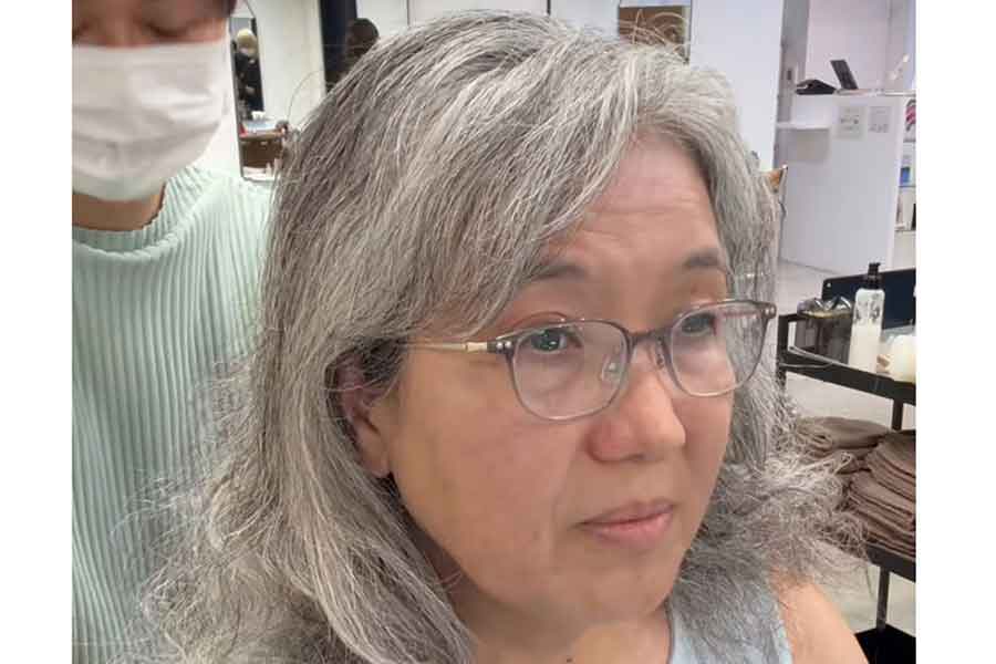 癖が強く、パサついた髪に悩む女性(スクリーンショット)