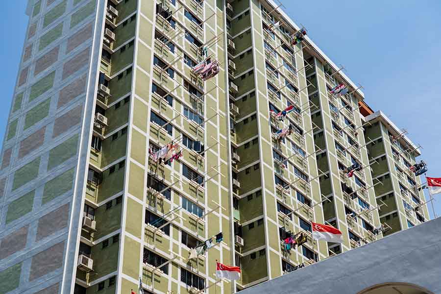 シンガポールの街で見かける光景。長い竿には洗濯物が（写真はイメージ）【写真：PIXTA】