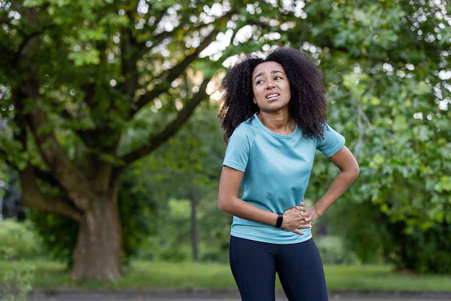 ジャストサイズのTシャツにぴったりしたレギンス姿（写真はイメージ）【写真：PIXTA】