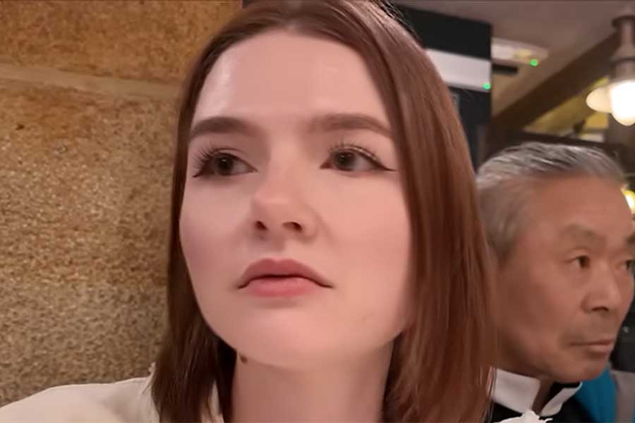 スペインでの注文に緊張するアマンディーヌさん（スクリーンショット）