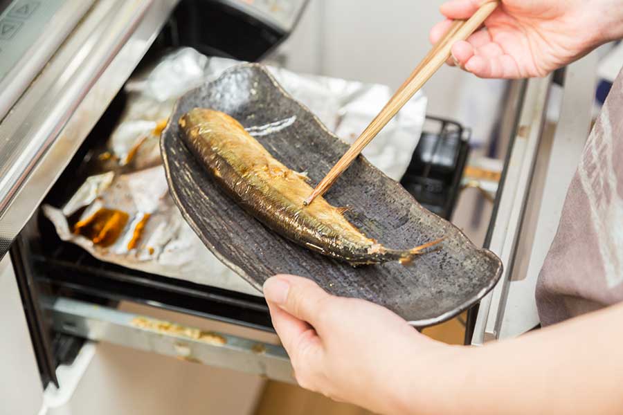 サンマなどの脂の多い具材を魚焼きグリルで調理する際に、アルミホイルを敷くのはNG（写真はイメージ）【写真：PIXTA】