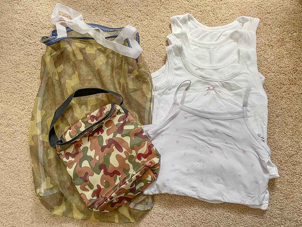 母が日本から送ってきた迷彩柄バッグと肌着は、タンスの奥にしまったまま【写真：i-know】