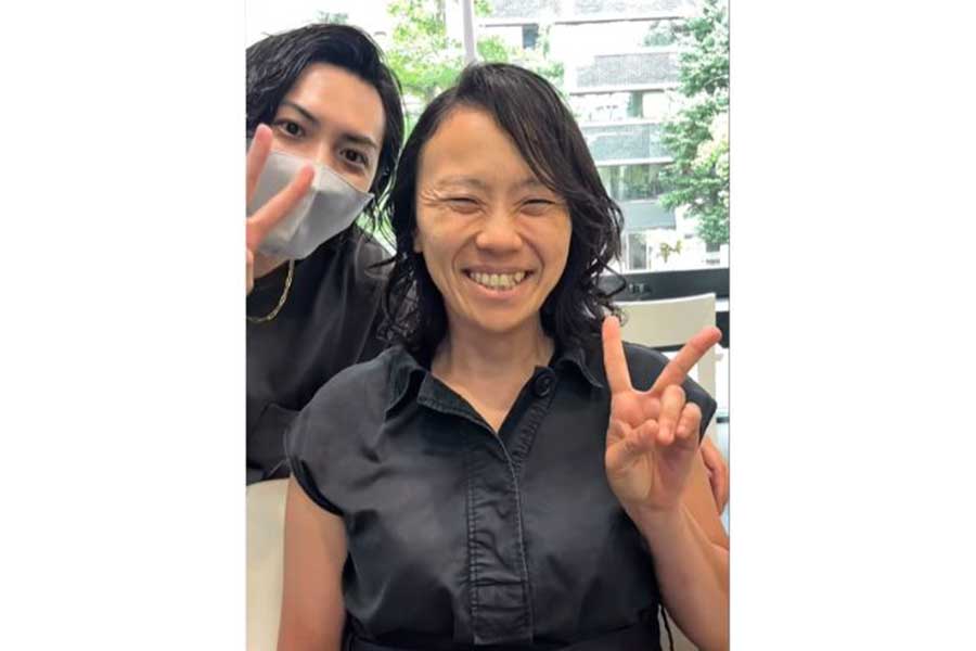 大変身を遂げ、笑顔を見せる女性（スクリーンショット）