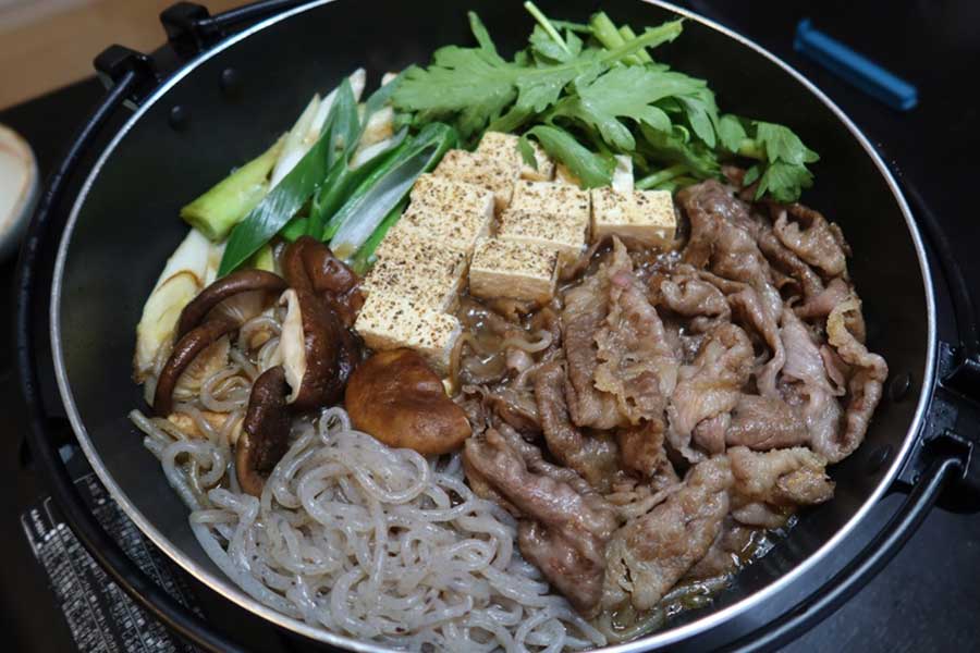 すき焼き鍋。たんぱく質が豊富な牛肉と豆腐が入り、卵を使うので、春菊の鉄を効率良く摂取できる（写真はイメージ）【写真：写真AC】