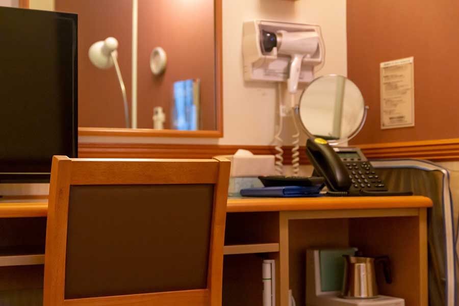 さまざまな備品が置かれているホテルの客室（写真はイメージ）【写真：写真AC】