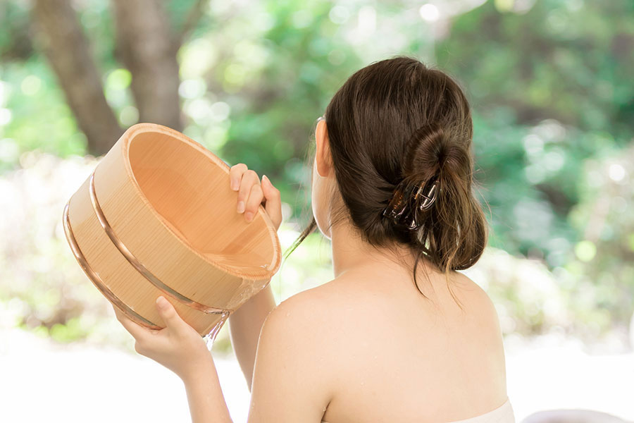 温泉に入る前のかけ湯は欠かせない準備のひとつ（写真はイメージ）【写真：PIXTA】