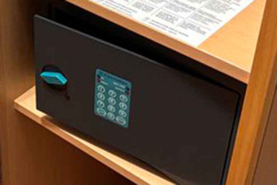 宿泊したホテルの客室にあった金庫【写真提供：shibu（@shibu235711）さん】