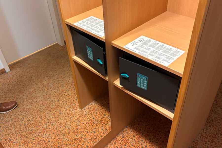 鏡に映った金庫を見て、2つあると勘違い【写真提供：shibu（@shibu235711）さん】