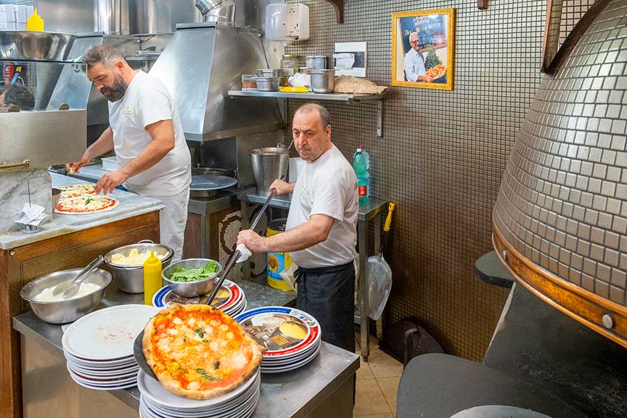 イタリア・ナポリにあるピッツェリアの厨房【写真:Aflo】