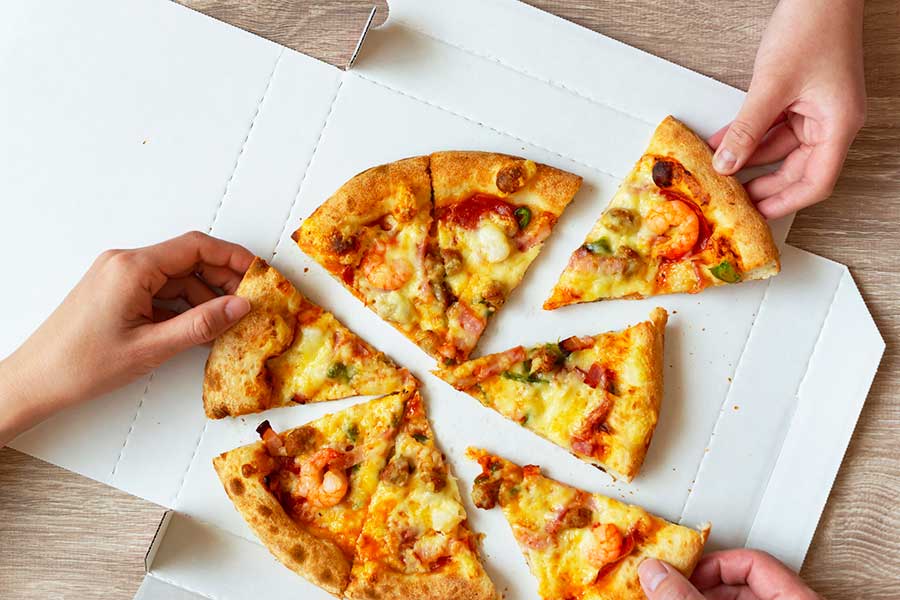 日本では当たり前なピザのシェア（写真はイメージ）【写真：PIXTA】