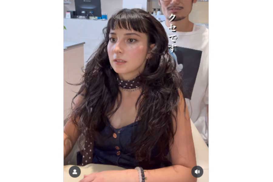 毛量の多さと癖で、スタイリングに時間がかかる女性（スクリーンショット）