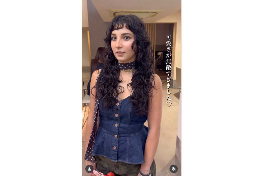 レイヤーたっぷりのカーリーヘアに（スクリーンショット）