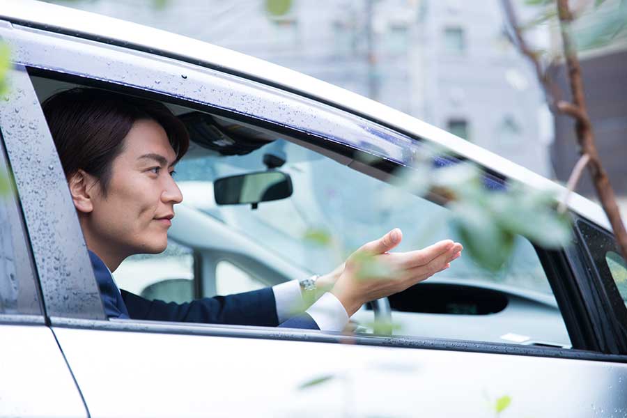 車の運転でも譲り合う様子にびっくり（写真はイメージ）【写真：PIXTA】