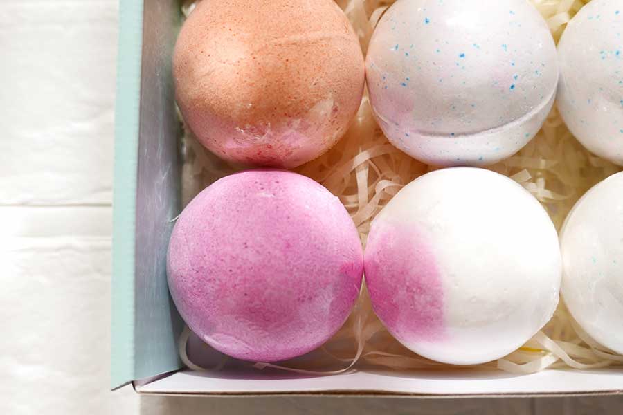 ラメ入りのバスボムは清掃時に迷惑をかけることに（写真はイメージ）【写真：写真AC】