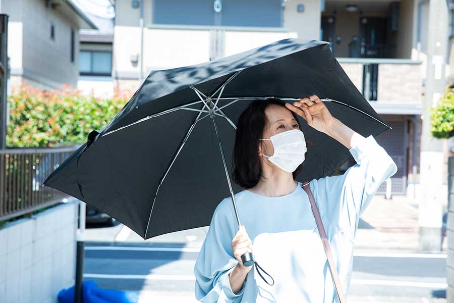 日傘やマスクなど完璧な紫外線対策から、美容意識の高さにびっくり（写真はイメージ）【写真：PIXTA】