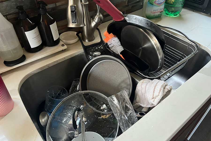 ホームステイ先の台所。使った食器類を洗わず、24時間以上放置することも【写真：Yo】