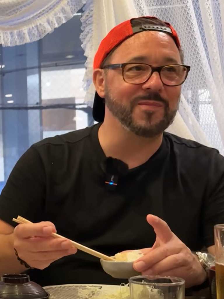 ソースの小皿にごはんを入れて食べるマティアスさん（スクリーンショット）