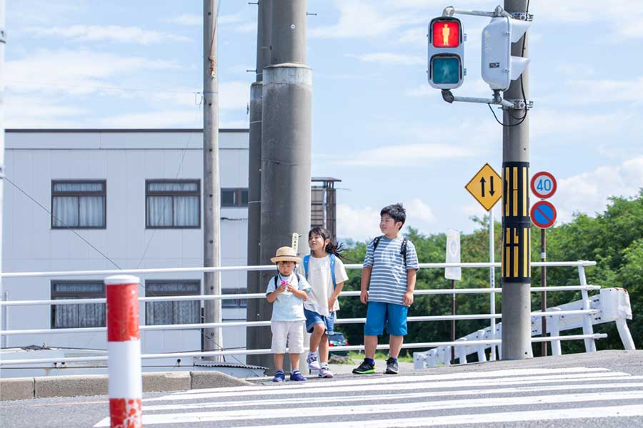 赤信号できちんと待つ子どもたち（写真はイメージ）【写真：写真AC】